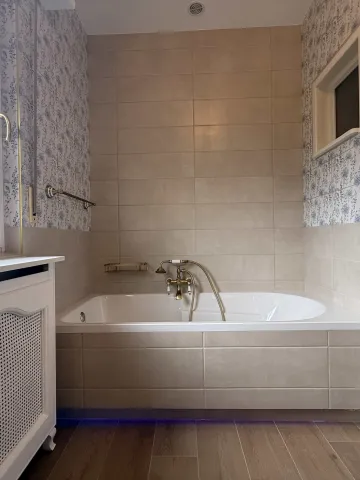 Salle de bain rénovée avec meuble moderne