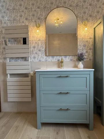 Salle de bain rénovée avec meuble moderne